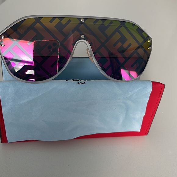 Fendi FF0039/G/S Fabulous Sunglasses Brand New, Never Worn - Picture 4 of 9